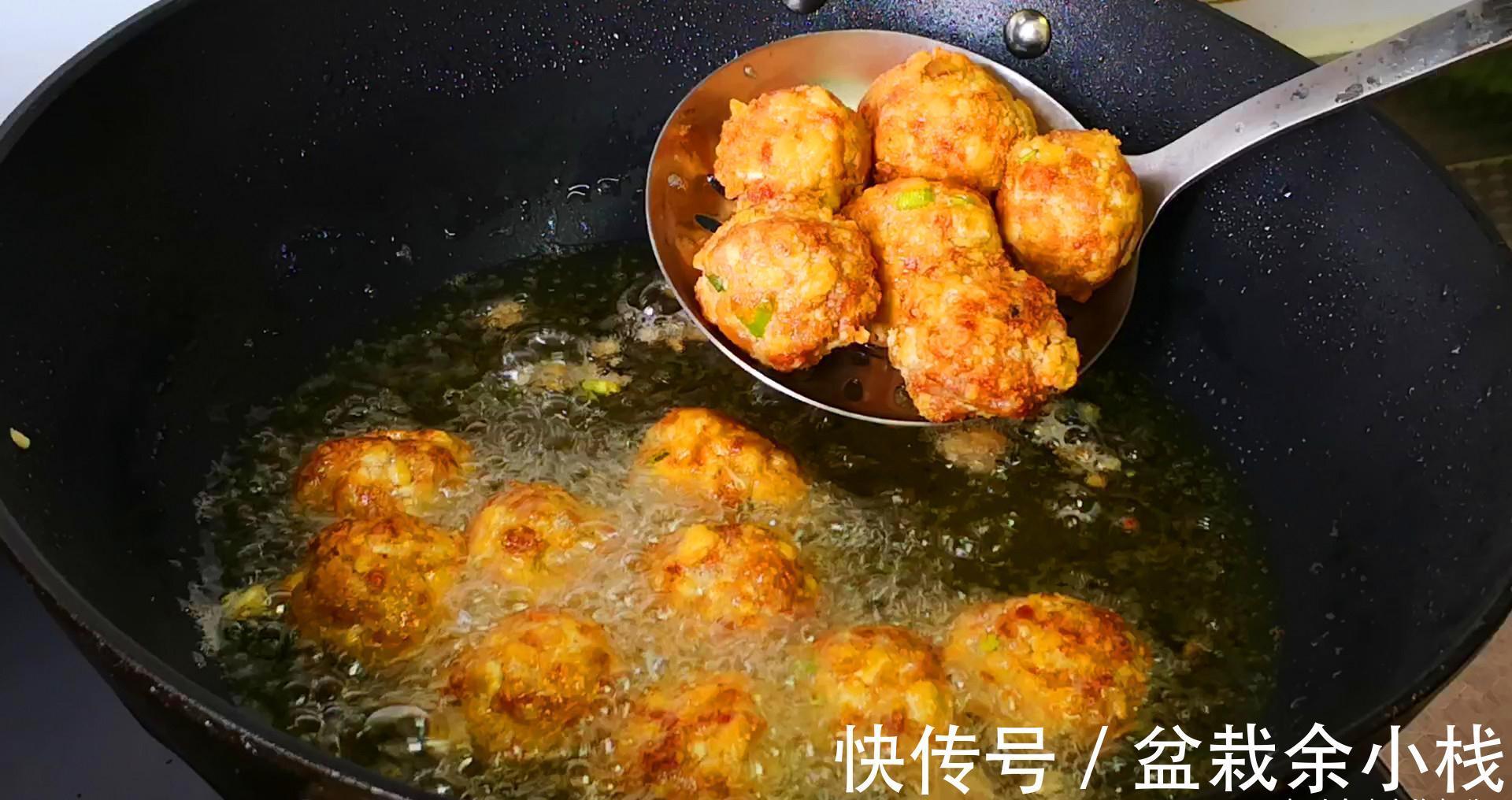 做肉丸子好吃有秘诀,多加2样食材,外酥里软,凉了也不硬,真香