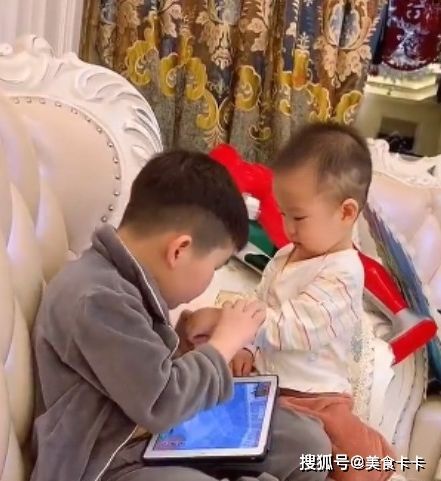 妈妈|小宝被妈妈打手背了，跑去跟哥哥告状，下一秒哥哥的反应好暖