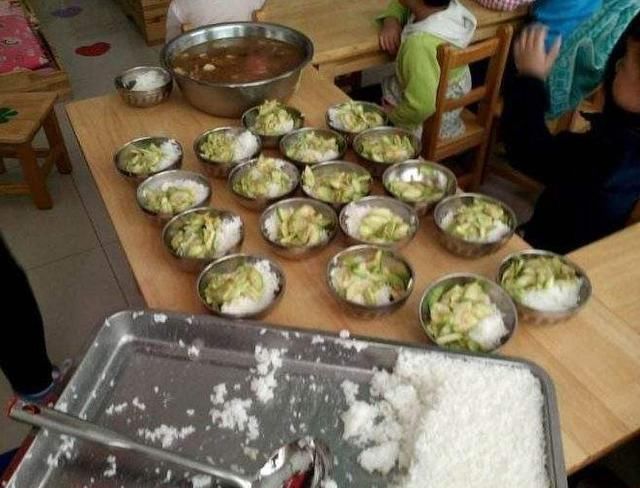 小李|“妈妈我在幼儿园吃了2碗饭”,看完午餐照片后,妈妈却表示酸了