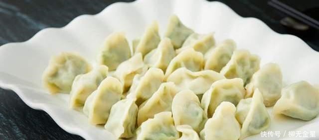  西葫芦别总炒着吃，做馅包成饺子，清口解腻，一口吃两个都不过瘾