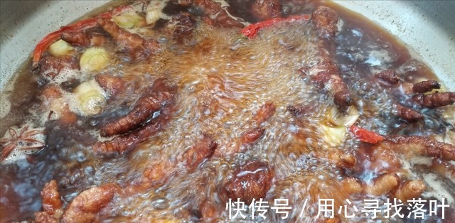 做虎皮鸡爪记住“1煮1泡”窍门，鸡爪快速起皱脱骨，皮酥肉嫩！