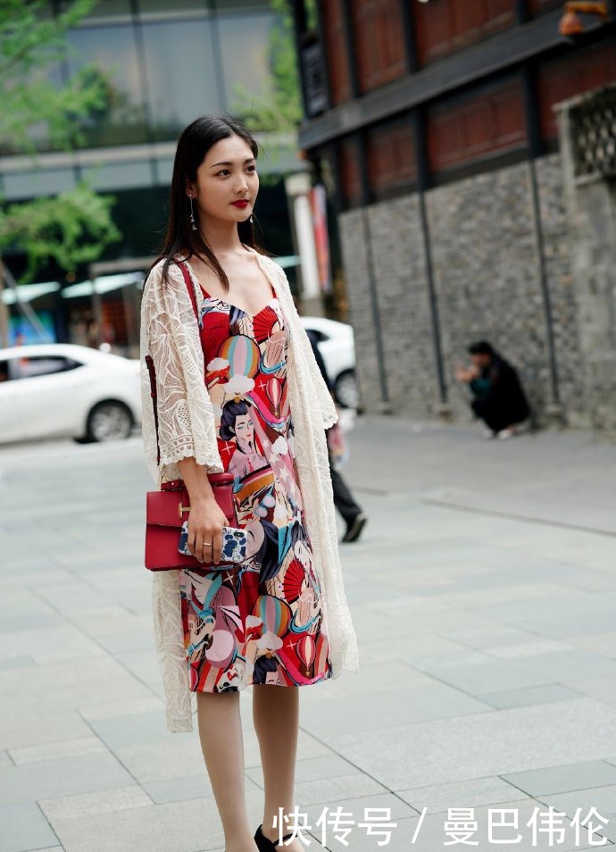 看着|小姐姐颜值高身材好,看着的确很是醒目