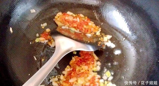 小黄鱼干煎后加一步，变身咸鲜微辣色香诱人的干烧小黄鱼