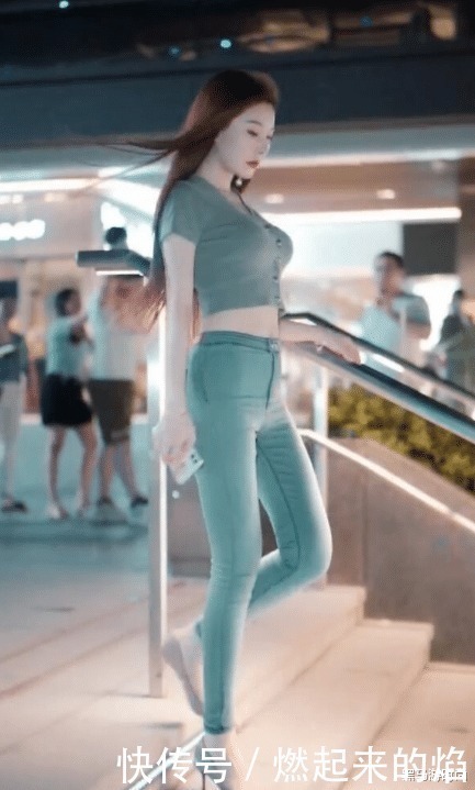 t恤衫|蓝色T恤搭配牛仔裤，映衬满满活力，“接地气”的自然美