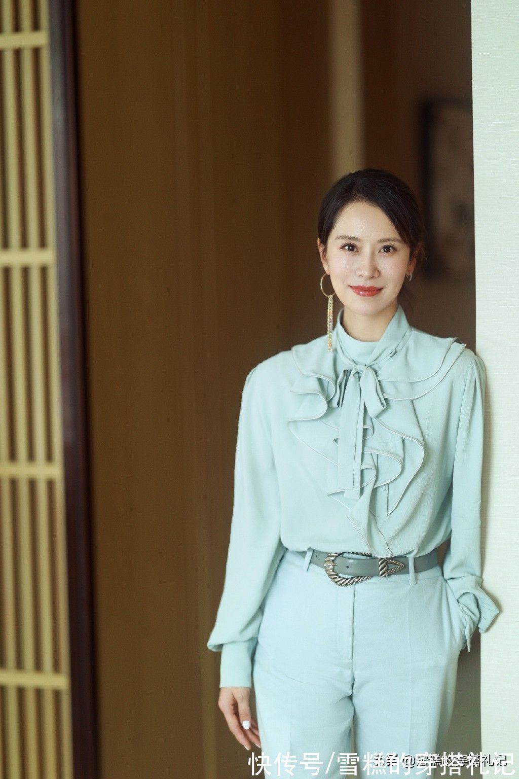 日落黄 40岁左右的女人,衣服尽量不要穿驼色和灰色,其实这些更气质显白