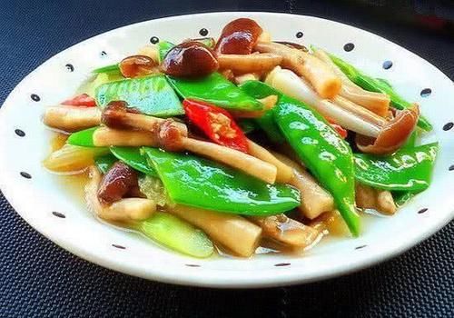 美食推荐：麻辣口水鸡，宫保虾球，蘑菇炒肉丁，茶树菇炒荷兰豆的做法