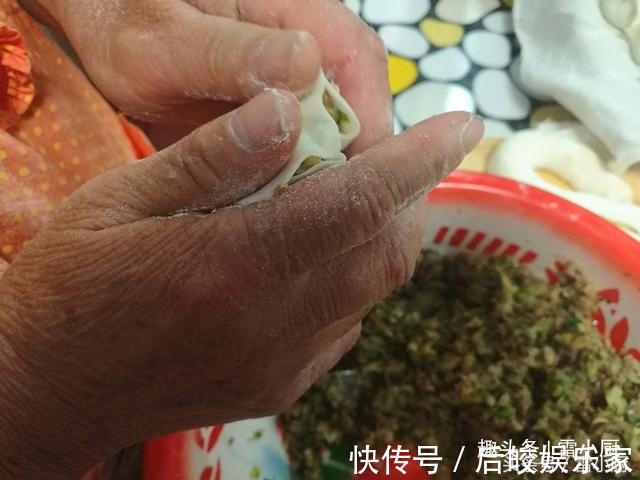 婆婆包的饺子，鲜，软，多汁，咬一口饺子馅汁顺嘴流！