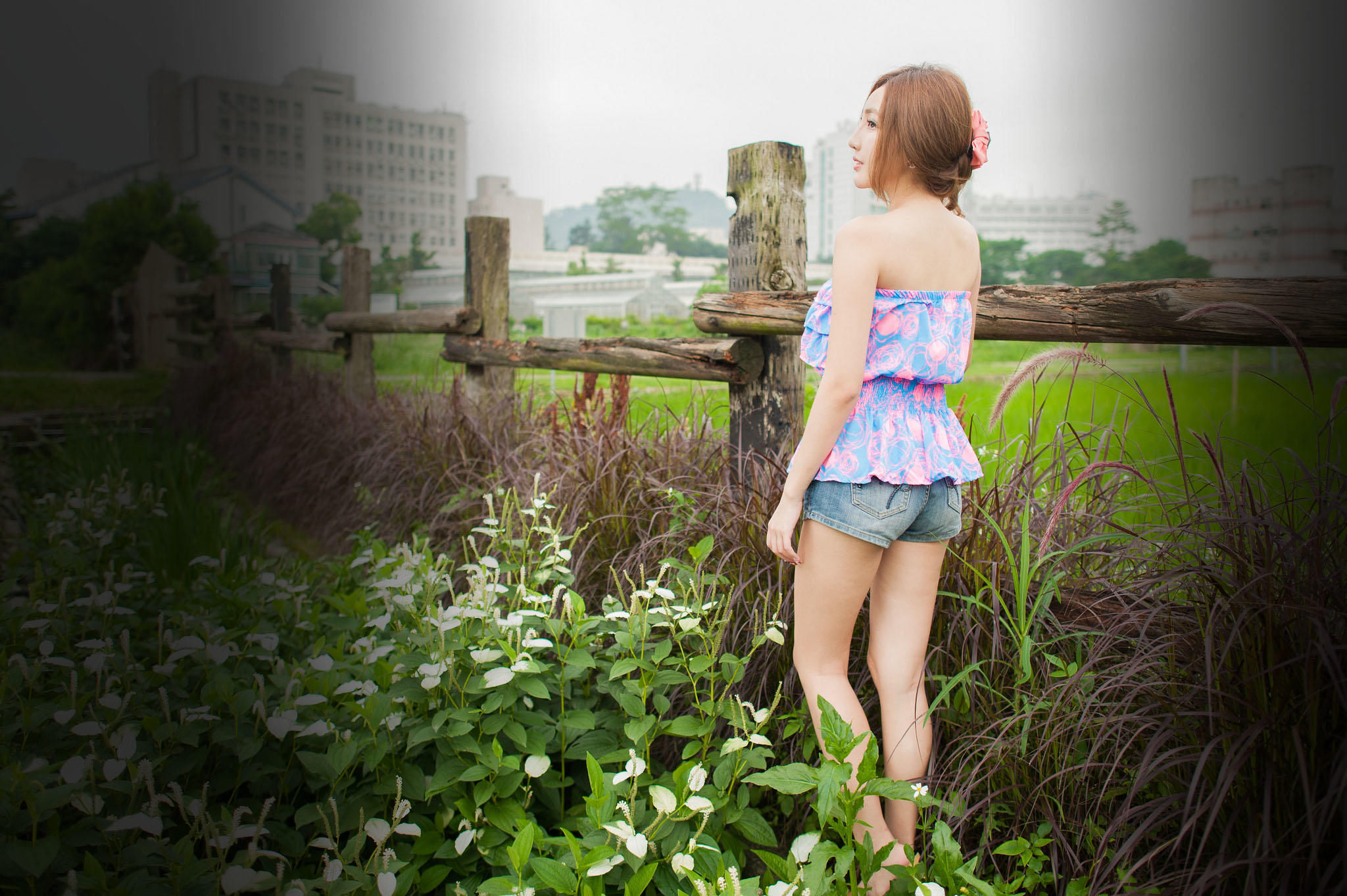 美女把普通牛仔短裤这样一搭配，顿时让人眼前一亮，简直美极了