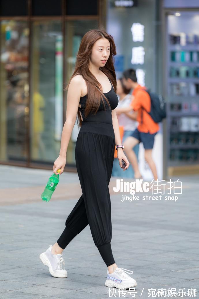 时尚 小姐姐身穿运动背心,干练又简洁,时尚又性感