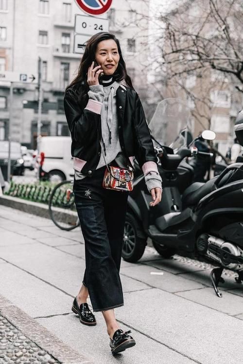 卫衣时尚穿搭,流行穿卫衣搭配小高领,减龄又保暖!