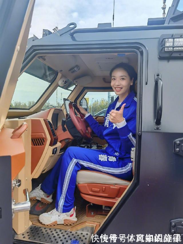瓦尔加斯|英姿飒爽!中国女排美女队长晒出近照,略显婴儿肥却仍貌美如花