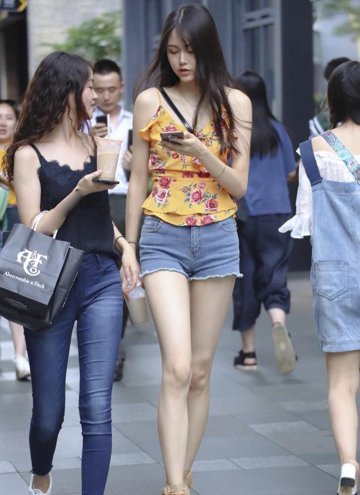 街拍“吊带姐姐”出街,腿长真的了不起,有超模的感觉