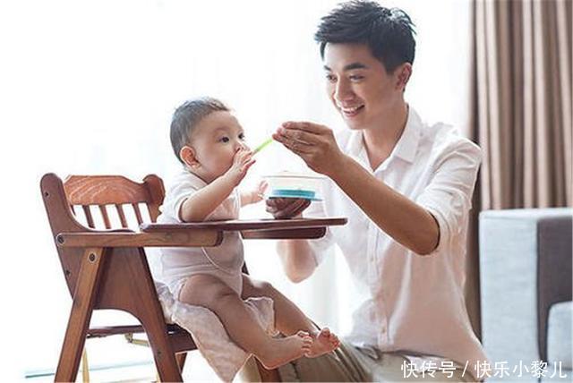 大男孩|''最年轻二胎爸爸''火了，被误认为成孩子的哥哥，宝妈：是我老公