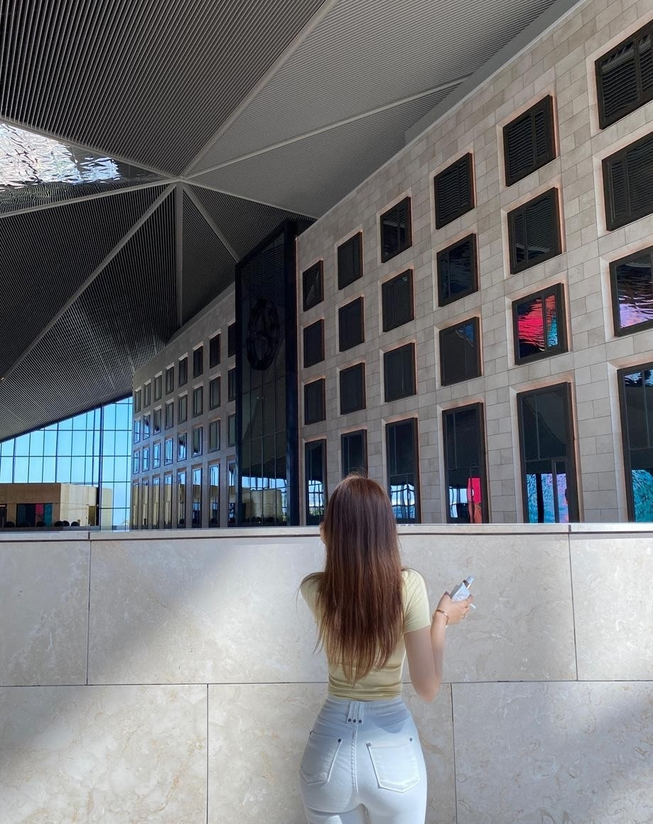 曲线|身材娇小但曲线曼妙的小姐姐, T恤配白色牛仔裤的样子, 美得很惊艳