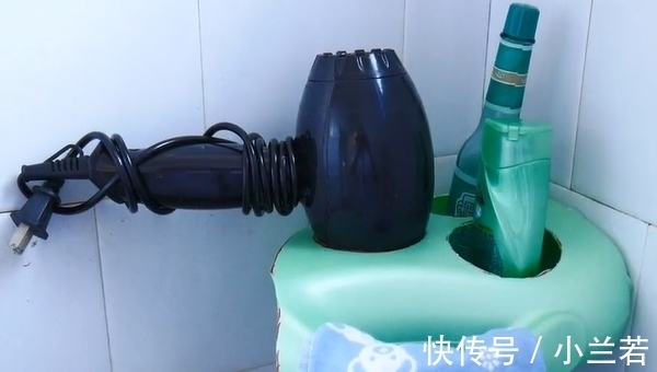 洗衣液|洗衣液瓶别当废品卖了，中间切3个圆，放在卫生间，全家人抢着用
