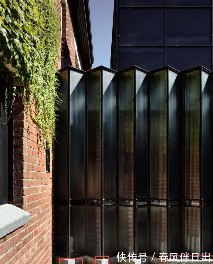 围墙|有院子,我装长虹折叠玻璃做围墙,能开能关不占地,小院一分为二