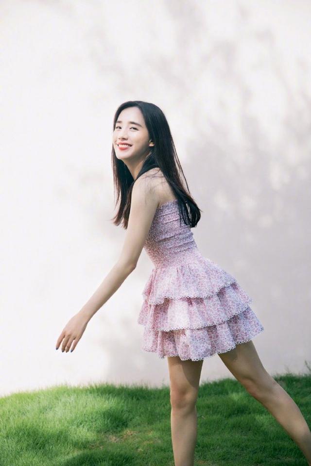 王智|王智真乃“人间尤物”, 穿抹胸碎花裙美回“秋雅”, 谁看了不心动