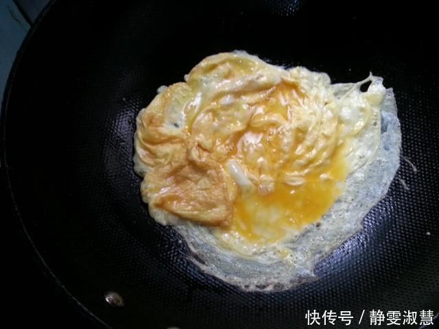 尖椒炒鸡蛋第1步放油就错了，难怪不嫩不香，看大厨教你正确做法