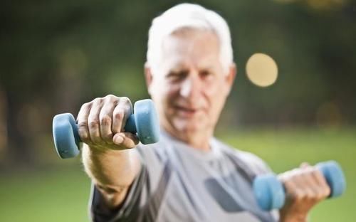 睡眠时间|128岁老人抽烟又喝酒,长寿只因从不碰一物,早了解早受益
