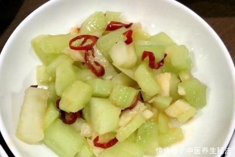 腌芹菜用上此方子，酸辣脆爽又入味，腌一晚上就能吃，特实用