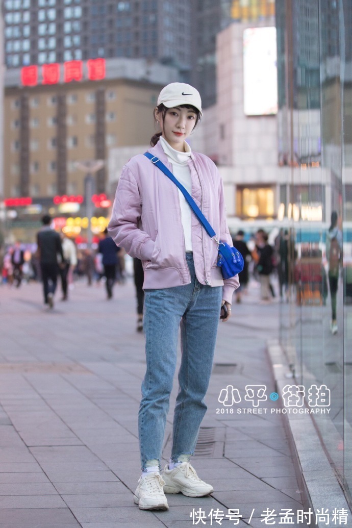 街拍 重庆街拍,皮衣与牛仔裤搭配一字高跟鞋,魅力与时尚并存!