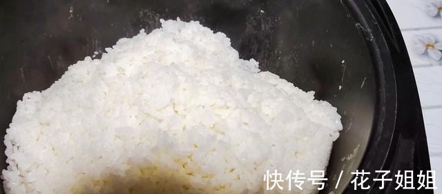 厨师|蒸米饭不要只放清水了,饭店30年厨师教我2个方法,米饭喷香松软!
