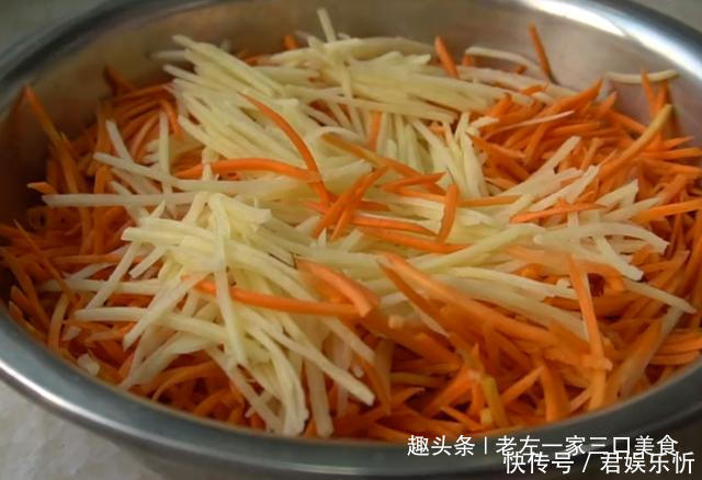  5根萝卜1个土豆，教你创意新吃法，不炒也不炖，既能当菜又当饭