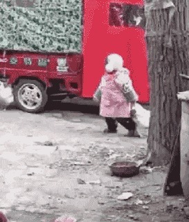 |搞笑GIF图:车子人太多,我们只好另想办法了,就是太冷了!