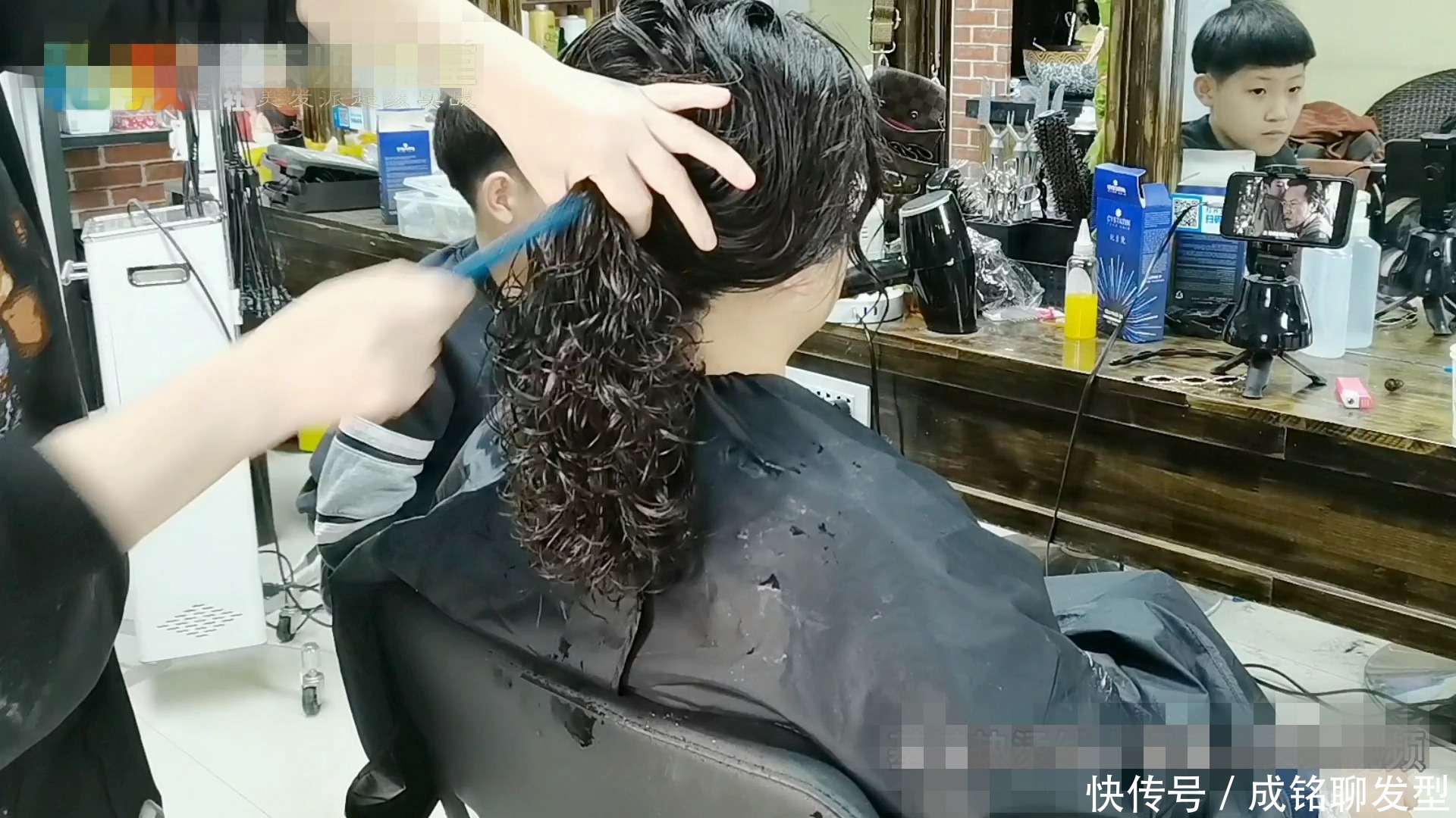 50岁女士自来卷沙发发量多,头发抛光+抱团卷,柔软减龄又时髦