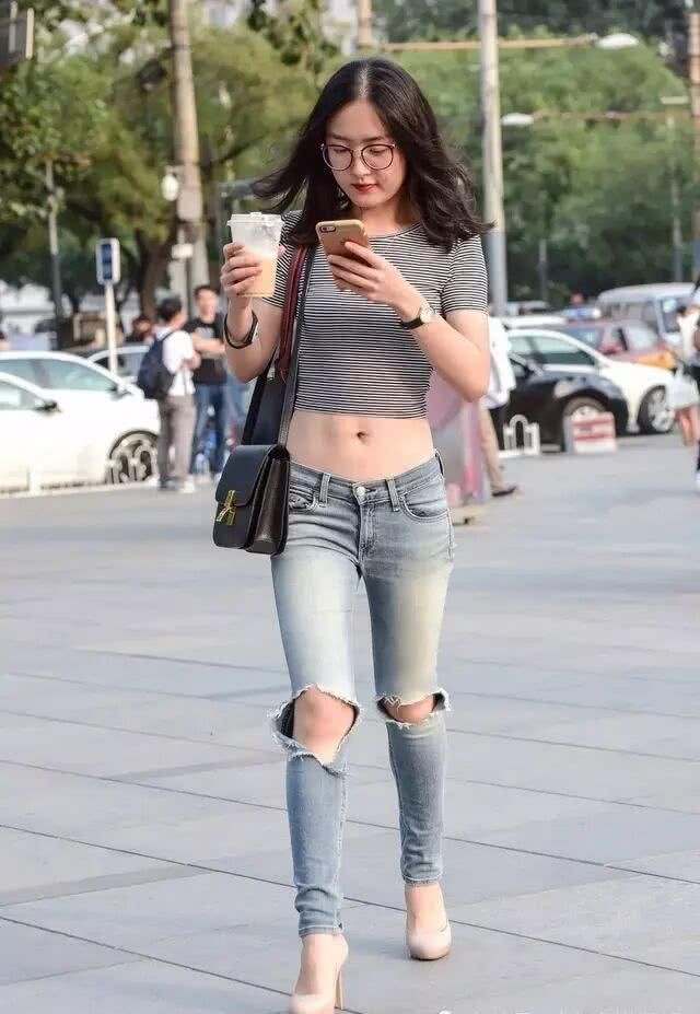 美女|见过大场面的女人,牛仔裤从不搭小白鞋,跟着穿时髦又减龄