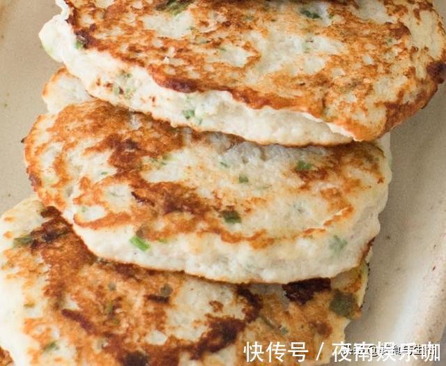 美味|鸡胸肉别只会水煮，这样做成减肥早餐饼，不加一滴油，美味又饱腹