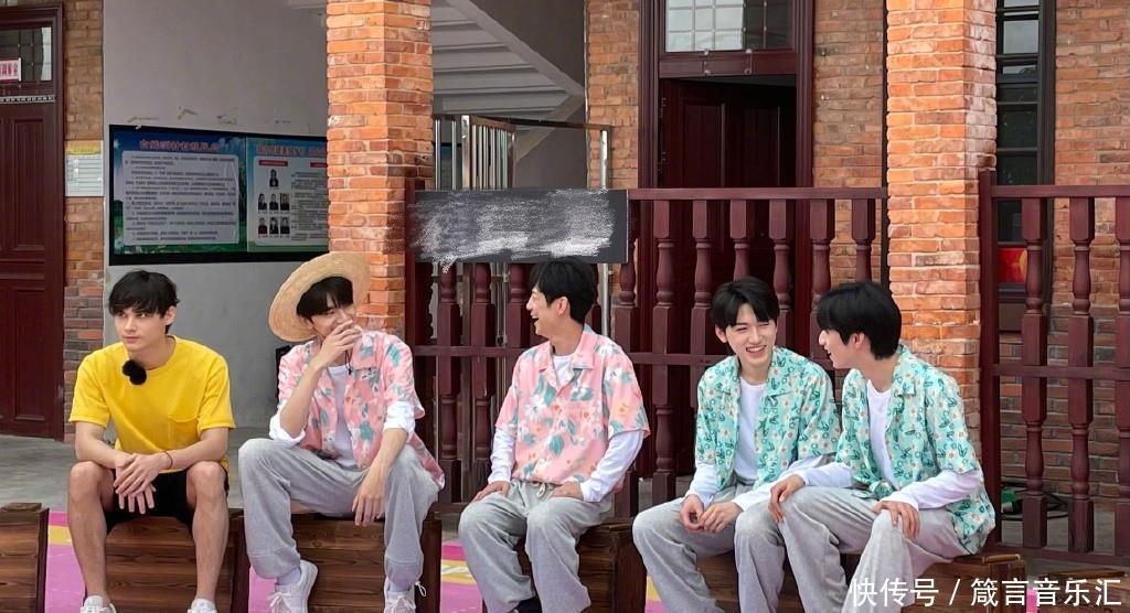 INTO1参加《快本》路透照过于模糊的原因曝光,粉丝太不容易了