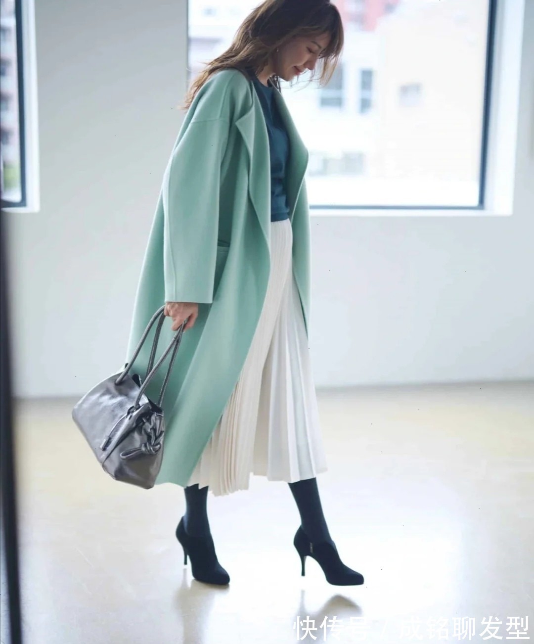 冬天|四十岁的女人冬天少穿黑色,这种颜色不仅显白,减龄更有高级感