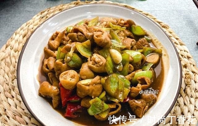 水淀粉|做尖椒肥肠，先炒肥肠还是尖椒？大厨分享做法，肥肠软烂又有嚼劲