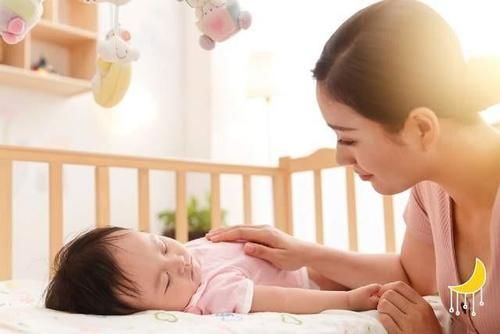 睡眠|宝宝作息时间乱,半夜哭?育儿专家7点之前叫醒娃