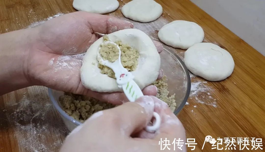 以后鸡蛋饼就这么做,教你简单做法,个个鼓大泡,一次成功不失败