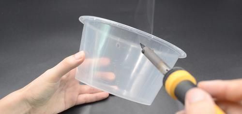 塑料打包盒上穿一根筷子,用途太棒了,解决了很多家庭困扰的烦恼