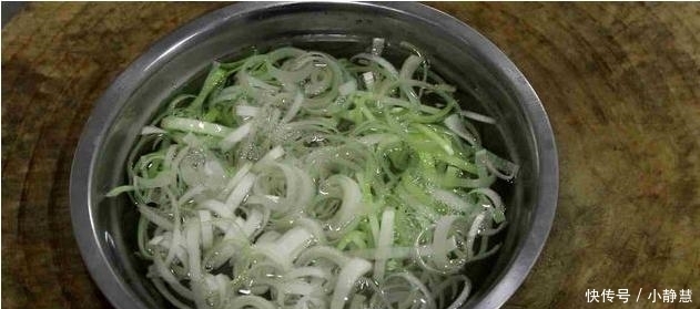 京酱肉丝正确吃法?不用猪肉,降低成本,好吃到让你舔手指