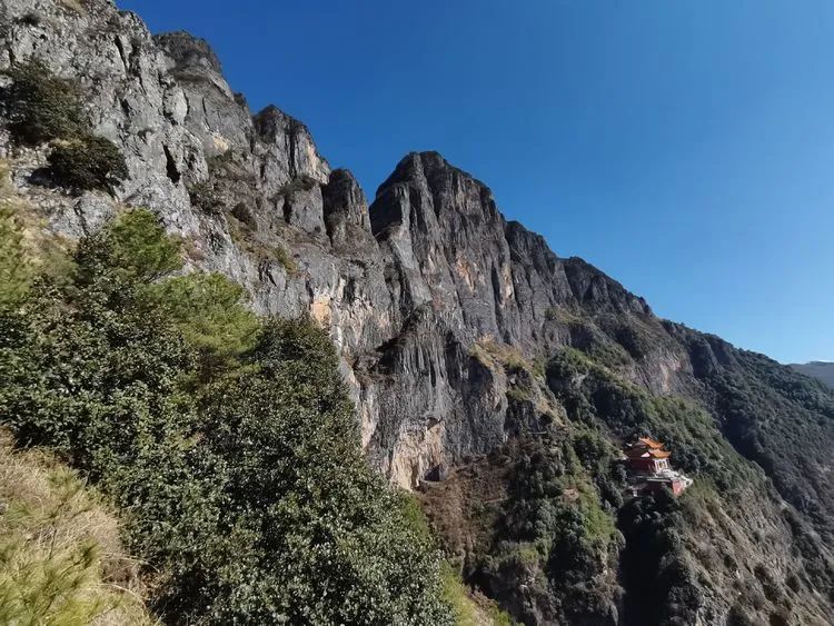 指南村|登顶东川小牯牛山——慈悲殿