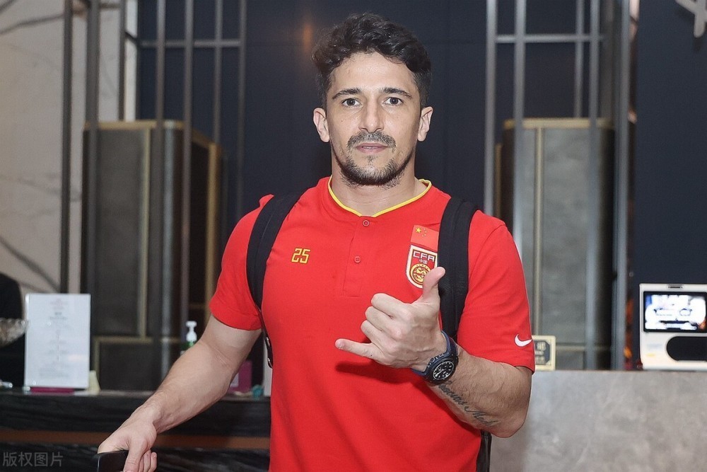 广州恒大|费南多半路折返原因来了,并非是家中有事,或是被国内记者吓跑