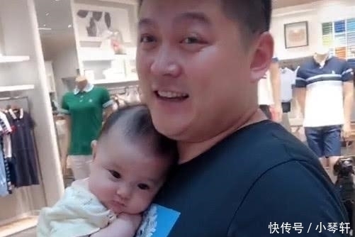 抱娃|奶爸“小鸟依人”式抱娃火了,这是我见过最豪华的“移动软卧”了