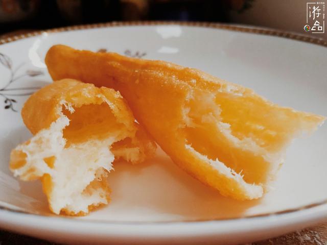 在家炸油条详细解析提前一天用温牛奶和面，下锅前必须使劲拉扯