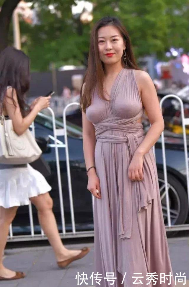 衣服只用适合才最美,没有料都不敢穿的裙子