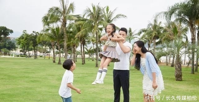 小儿子|爸爸带三个娃玩倒立，两女儿配合天衣无缝，没想到小儿子才是王者