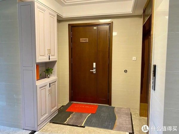 电梯|走廊放鞋柜常见,但还是第一次见这么和睦相处,你觉得这样好吗?