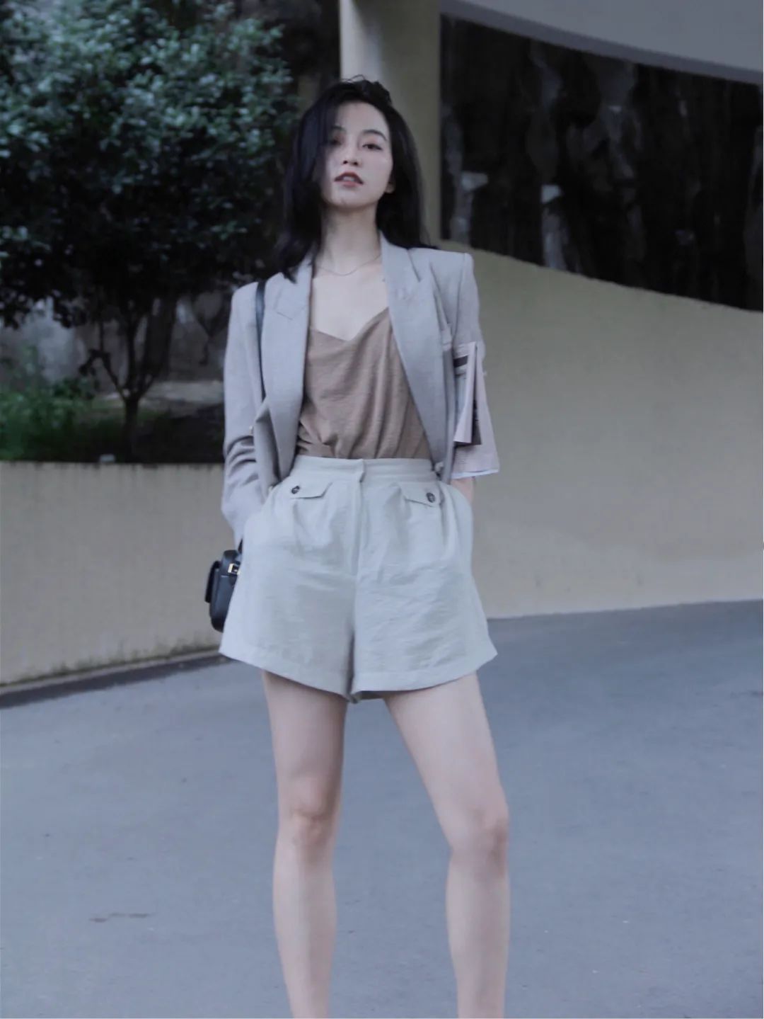 短裤|别穿阔腿裤了！今夏流行穿短裤，太显瘦了吧