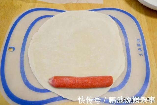 零食|2张手抓饼2根香肠,卷一卷切一切,做金黄酥脆的小零食,一口一个