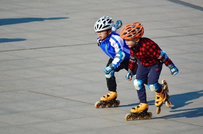 刘女士|儿子偷偷研究自己的“小肚腩”,不料被妈妈发现,瞬间变脸太精彩