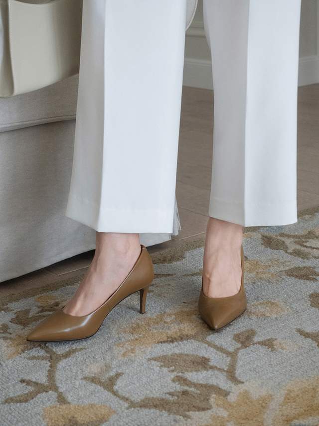 高跟鞋 秋季,穿什么鞋才洋气,今年流行穿“羊皮”粗跟平底鞋,舒适优雅