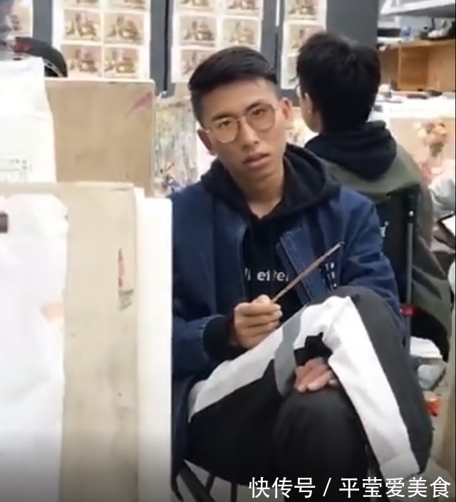 美术生&美术生“成精”了!上课睡觉给自己画“双重保险”,老师差点被骗